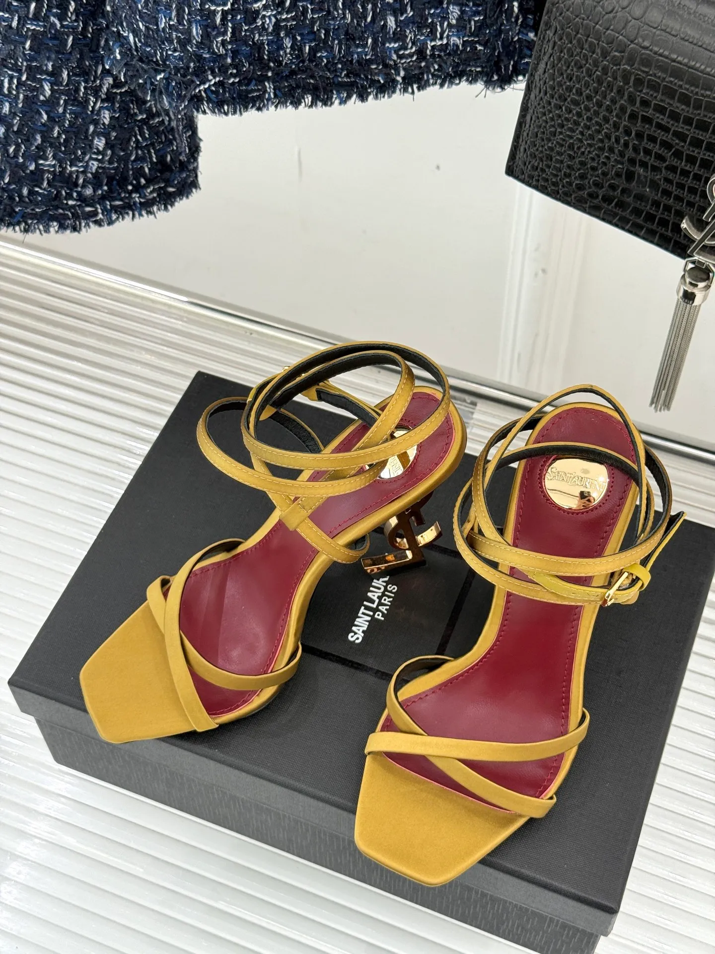👟👟Ex-factory price 600👟👟 Saint Lauren*YSL Saint Laurent classic spring and summer letter heel cross-strap high-heeled sandals. High-heeled shoes that are suitable for both men and women. I love them. They are indeed the brand that understands women best. They are sold out as soon as they are new‼ ️ Especially the side lines are designed to be smooth, natural and slimming, making the whole pair of shoes layered and feminine. No matter what your usual style is, you must try it! The upper is made of imported cow patent leather, the lining is mixed sheepskin, and the Italian genuine leather outsole Heel height: 10.5cm Size: 35-39 (34/40/41 customized)